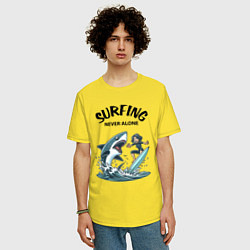 Футболка оверсайз мужская Surfing never alone - shark and girl, цвет: желтый — фото 2