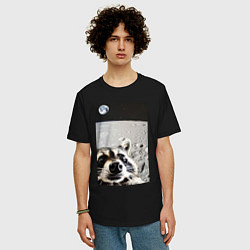 Футболка оверсайз мужская Енот на луне делает селфи, цвет: черный — фото 2