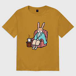 Футболка оверсайз мужская Заяц согревается с чашкой чая, цвет: горчичный