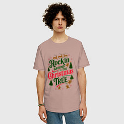 Футболка оверсайз мужская Новогодняя атмосфера rockin around the christmas t, цвет: пыльно-розовый — фото 2