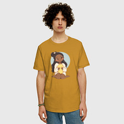 Футболка оверсайз мужская Цыплёнок в руках девушки, цвет: горчичный — фото 2