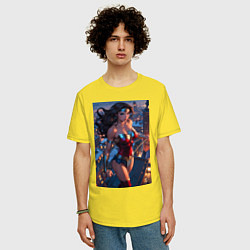 Футболка оверсайз мужская Чудо-женщина на крыше с городским фоном, цвет: желтый — фото 2