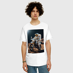 Футболка оверсайз мужская Космонавт ездит на мотоцикле по Луне, цвет: белый — фото 2