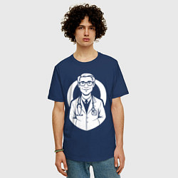 Футболка оверсайз мужская Врач с улыбкой и стетоскопом, цвет: тёмно-синий — фото 2