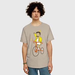 Футболка оверсайз мужская Фредди на велосипеде, цвет: миндальный — фото 2