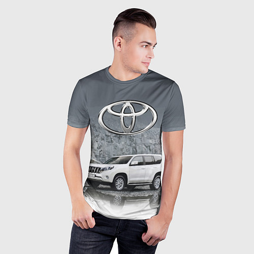 Мужская спорт-футболка Toyota Land Cruiser на фоне скалы / 3D-принт – фото 3