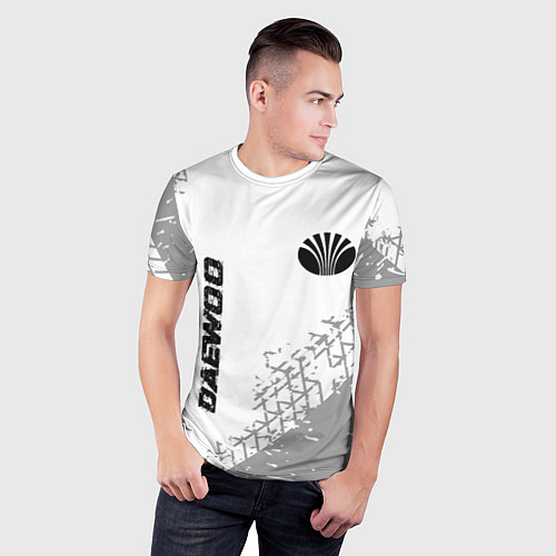 Мужская спорт-футболка Daewoo Speed на светлом фоне со следами шин / 3D-принт – фото 3