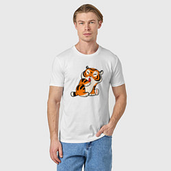 Футболка хлопковая мужская Забавный тигр показывает язык, цвет: белый — фото 2