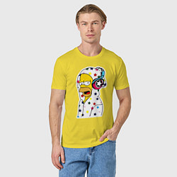 Футболка хлопковая мужская Гомер Симпсон в звёздном балахоне и в наушниках, цвет: желтый — фото 2