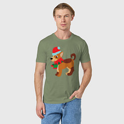 Футболка хлопковая мужская Праздничная собачка в шапке и шарфике, цвет: авокадо — фото 2