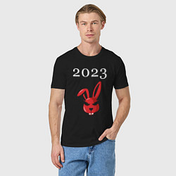 Футболка хлопковая мужская Кролик 2023 суровый: символ и надпись, цвет: черный — фото 2