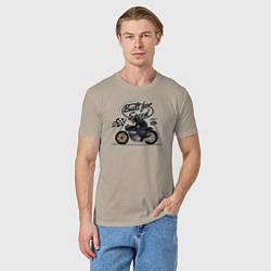 Футболка хлопковая мужская Мотогонки мотоциклист, цвет: миндальный — фото 2