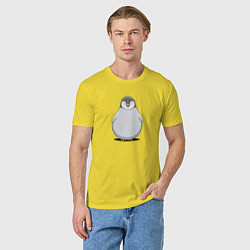 Футболка хлопковая мужская Птенец пингвина мультяшный, цвет: желтый — фото 2