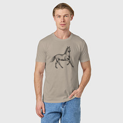 Футболка хлопковая мужская Лошадь скачет в профиль, цвет: миндальный — фото 2