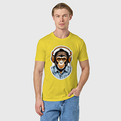 Футболка хлопковая мужская Портрет обезьяны в наушниках, цвет: желтый — фото 2