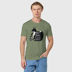 Футболка хлопковая мужская Лисичка с кофе, цвет: авокадо — фото 2