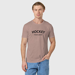 Футболка хлопковая мужская Hockey never alone - motto, цвет: пыльно-розовый — фото 2