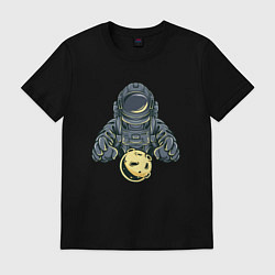 Футболка хлопковая мужская Астронавт и планета, цвет: черный
