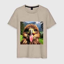Футболка хлопковая мужская Забавный орел с высунутым языком в горах, цвет: миндальный