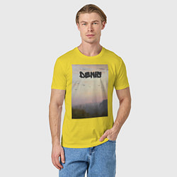 Футболка хлопковая мужская Denis птицы в небе, цвет: желтый — фото 2