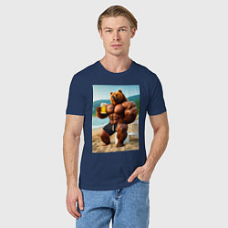 Футболка хлопковая мужская Медведь бодибилдер с кружкой пива на пляже - нейро, цвет: тёмно-синий — фото 2
