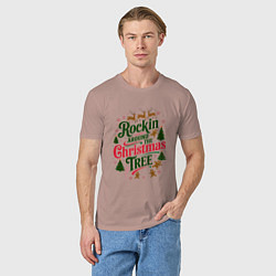 Футболка хлопковая мужская Новогодняя атмосфера rockin around the christmas t, цвет: пыльно-розовый — фото 2