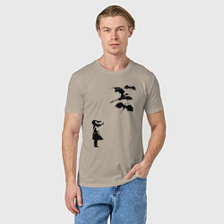 Футболка хлопковая мужская Девочка и дракончики, цвет: миндальный — фото 2