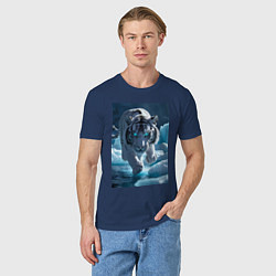 Футболка хлопковая мужская Белоснежный тигр крадется по льду, цвет: тёмно-синий — фото 2
