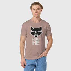 Футболка хлопковая мужская Raccoon: Hug me, цвет: пыльно-розовый — фото 2