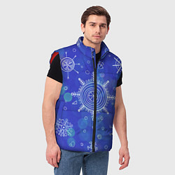 Мужской жилет Белые простые снежинки на синем фоне, цвет: 3D-красный — фото 2