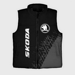 Мужской жилет Skoda speed на темном фоне со следами шин: символ