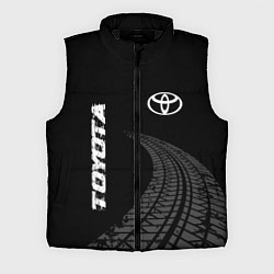 Мужской жилет Toyota speed на темном фоне со следами шин: надпис