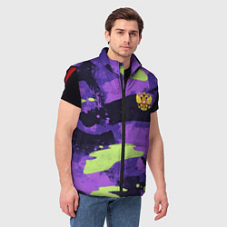 Мужской жилет Герб РФ на фиолетовом камуфляже, цвет: 3D-красный — фото 2