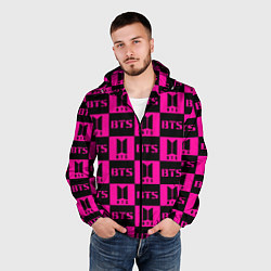 Ветровка с капюшоном мужская BTS pattern pink logo, цвет: 3D-черный — фото 2