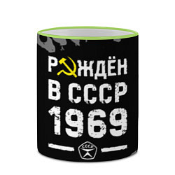 Кружка 3D Рождён в СССР в 1969 году на темном фоне, цвет: 3D-светло-зеленый кант — фото 2