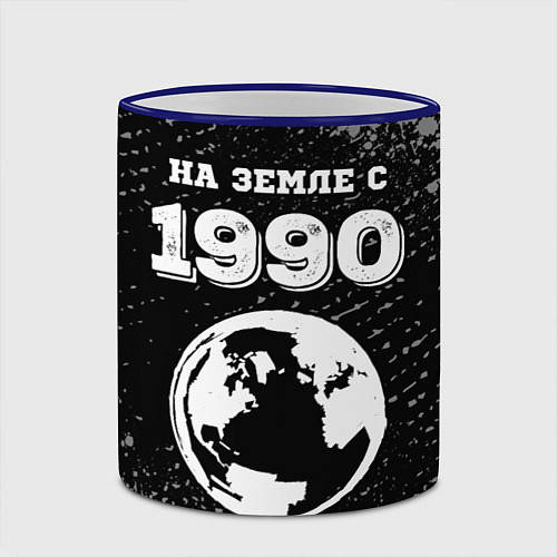 Кружка цветная На Земле с 1990: краска на темном / 3D-Синий кант – фото 2