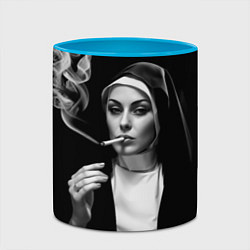 Кружка 3D Красивая монашка дымит сигаретой, цвет: 3D-белый + небесно-голубой — фото 2