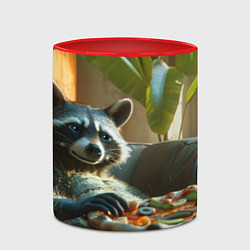 Кружка 3D Енот ест пиццу на диване, цвет: 3D-белый + красный — фото 2