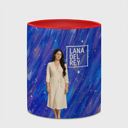 Кружка 3D Lana Del Rey в белом классическом платье на синем, цвет: 3D-белый + красный — фото 2