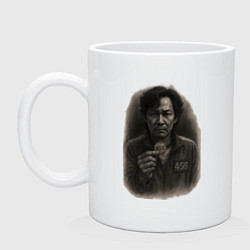 Кружка керамическая Игрок 456 держит свой жетон - Игра в кальмара, цвет: белый