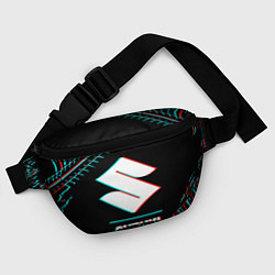 Поясная сумка Значок Suzuki в стиле glitch на темном фоне, цвет: 3D-принт — фото 2