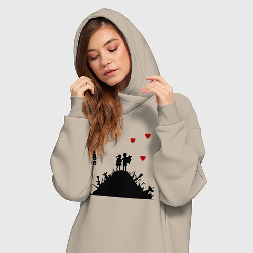 Женская толстовка-платье Banksy Бэнкси мальчик и девочка на горе оружия / Миндальный – фото 3