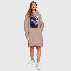 Женское худи-платье Тёмный дворецкий Сиэль Фантомхайв пьет чай, цвет: пыльно-розовый — фото 2