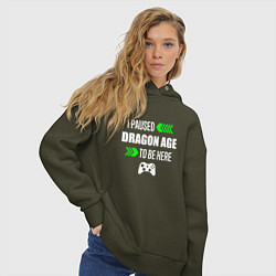 Толстовка оверсайз женская I paused Dragon Age to be here с зелеными стрелкам, цвет: хаки — фото 2