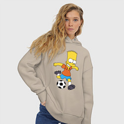Толстовка оверсайз женская Барт Симпсон бьёт по футбольному мячу, цвет: миндальный — фото 2