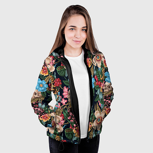 Женская куртка Паттерн из цветов, черепов и саламандр / 3D-Черный – фото 3