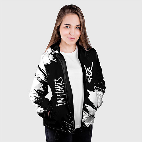 Женская куртка In Flames и рок символ на темном фоне / 3D-Черный – фото 3