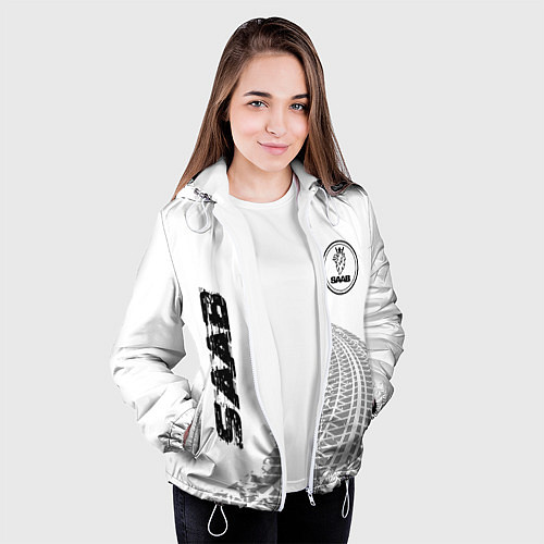 Женская куртка Saab speed на светлом фоне со следами шин: надпись / 3D-Белый – фото 3