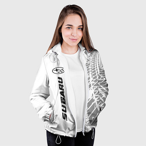 Женская куртка Subaru speed на светлом фоне со следами шин: по-ве / 3D-Белый – фото 3