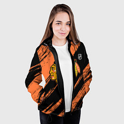 Куртка с капюшоном женская Чикаго Блэкхокс - фон с оранжевыми потертостами, цвет: 3D-черный — фото 2